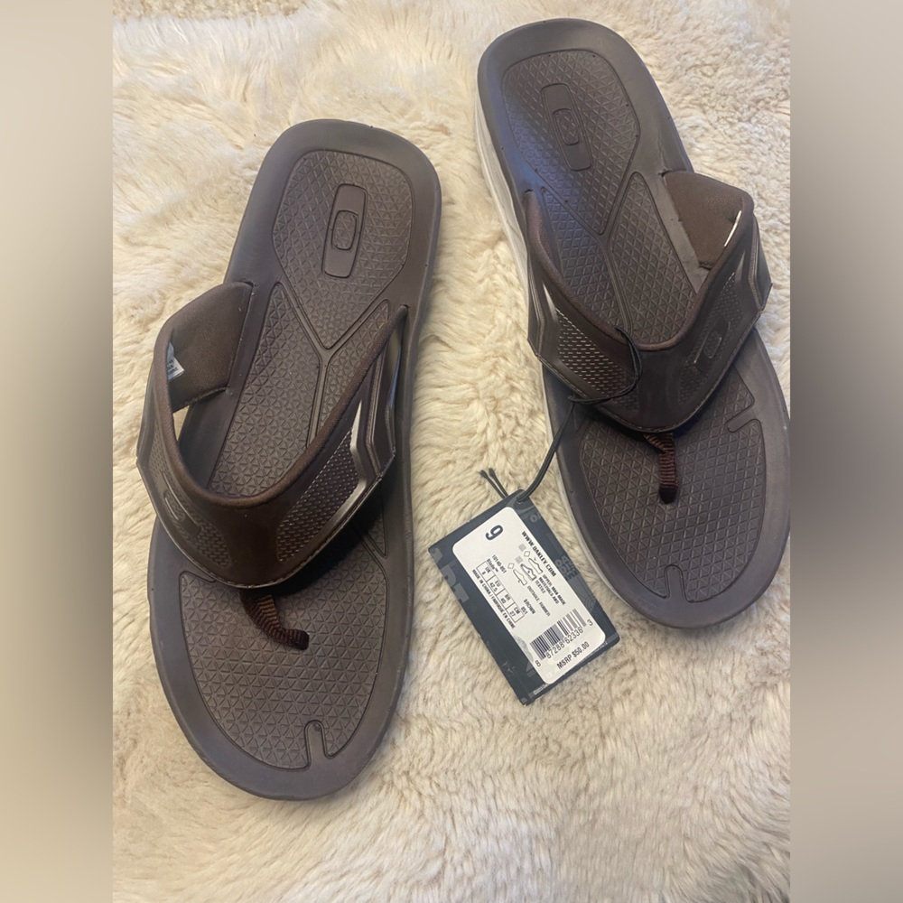 Nwt mens Oakley sandal